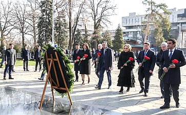 Церемония возложения цветов к Мемориалу славы, посвященному 28 героям-панфиловцам