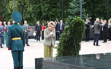 Церемония возложения венков к Вечному огню