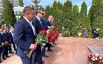 Айрат Гибатдинов вместе с членами правительства региона, делегацией из Азербайджанской Республики и регионов России почтили память бывшего Президента Азербайджана Гейдара Алиева и возложили цветы к его памятнику