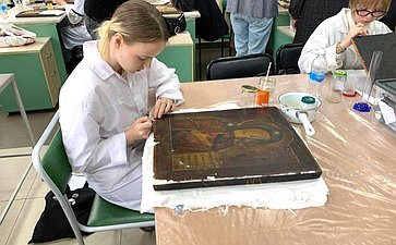 Андрей Шохин посетил Владимирский государственный университет имени А.Г. и Н.Г. Столетовых и познакомился с ходом реставрации икон из Луганска