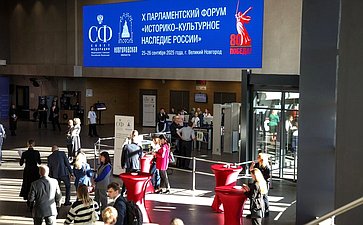 Валентина Матвиенко посетила Софийский собор и осмотрела выставку брендов «Новгородский торг»