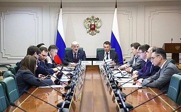 Совещание Комитета СФ по экономической политике по вопросу движения по автомобильным дорогам транспортных средств, осуществляющих перевозку твердых коммунальных отходов, с превышением допустимой нагрузки на ось