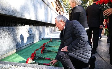 Председатель Совета Федерации Валентина Матвиенко и врио губернатора Новгородской области Александр Дронов возложили венки к Мемориалу «Вечный огонь славы»
