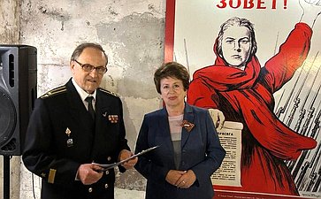 Екатерина Алтабаева приняла участие в торжественной линейке, посвященной окончанию учебного года в Батарейной школе, которая работает в Музейном историко-мемориальном комплексе «35-я береговая батарея» с 2015 года
