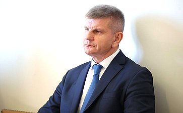 Геннадий Голов