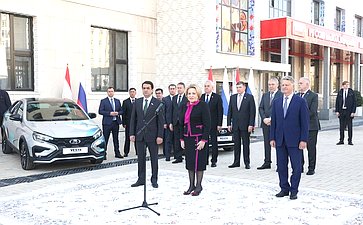 Председатель Совета Федерации Валентина Матвиенко в Душанбе приняла участие в церемонии передачи автомобилей представителям российско-таджикистанских образовательных учреждений