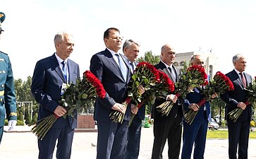 В преддверии заседания Совета ПА ОДКБ главы парламентских делегаций государств-членов ОДКБ возложили венок и цветы к Вечному огню у Монумента Победы, отдав дань памяти и уважения подвигу солдат и офицеров, павших в годы Великой Отечественной войны