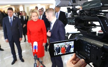Валентина Матвиенко и Владислав Кузнецов осмотрели выставку, развернутую в Совете Федерации, которая посвящена истории, современности и перспективам развития Чукотского автономного округа