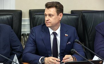 Олег Голов
