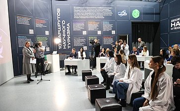 Стратегическая сессия «Роль женщин в достижении целей Десятилетия науки и технологий в Российской Федерации». Мероприятие состоялось в рамках Всероссийского женского форума «Женщины: сохраняем традиции – развиваем Россию»