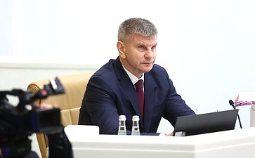 Геннадий Голов