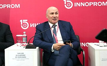 Александр Высокинский выступил модератором экспертной сессии первого дня международной промышленной выставки ИННОПРОМ в Екатеринбурге (фото Руслан Казаков)
