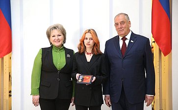 Сенаторы вручили Алине Журавлевой из Новгородской области медаль «За проявленное мужество»