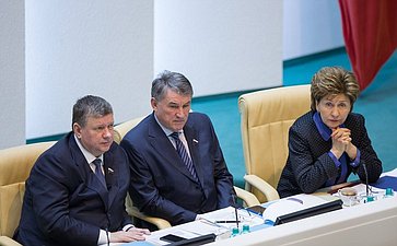 Е. Бушмин, Ю. Воробьев и Г. Карелова на 387-м заседании СФ