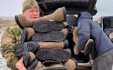 Андрей Хапочкин вместе с группой молодогвардейцев доставил необходимые вещи для участников специальной военной операции