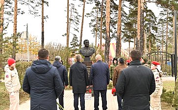 Сенаторы приняли участие в возложении цветов генерал-полковнику Бурлакову М.П., командующему западной группировкой войск, и Герою Советского Союза, генерал-майору Балдынову В.В
