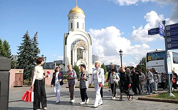 Возложение цветов делегации общества «Жители блокадного Ленинграда» к монументу «Ленинградский фронт» в Парке Победы