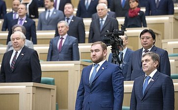 Сенаторы исполняют гимн России перед началом 425-го заседания Совета Федерации
