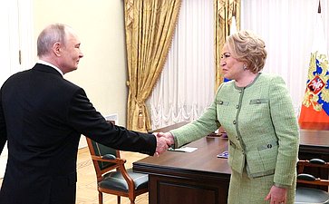 По итогам заседания Совета законодателей состоялась встреча Президента Российской Федерации Владимира Путина с Председателем Совета Федерации Валентиной Матвиенко