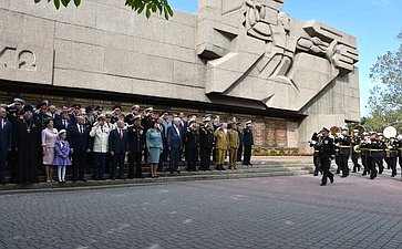 Екатерина Алтабаева приняла участие в церемонии возложения цветов к Вечному огню Мемориала героической обороны Севастополя 1941–1942 годов
