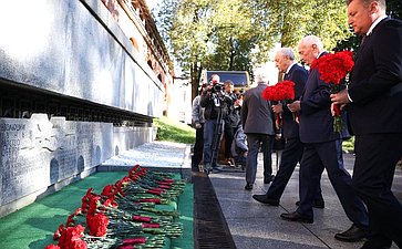 Председатель Совета Федерации Валентина Матвиенко и врио губернатора Новгородской области Александр Дронов возложили венки к Мемориалу «Вечный огонь славы»