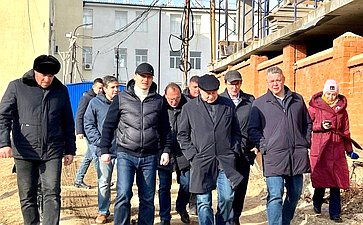Анатолий Артамонов совершил рабочую поездку в Кавминводы и посетил строительные площадки социальных объектов Кисловодска