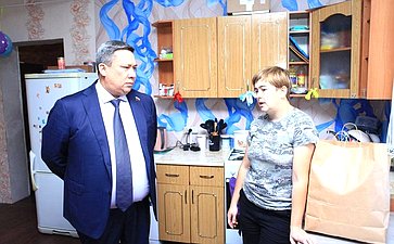 Владимир Полетаев в ходе рабочей поездки в регион посетил семьи погибших участников специальной военной операции