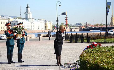27 мая 2020 года. Возложение цветов к памятнику Петру I на Сенатской площади Санкт-Петербурга