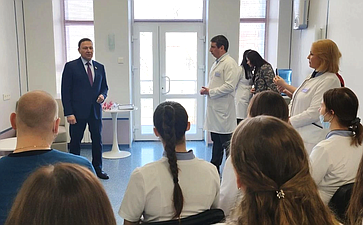 Александр Ролик в ходе работы в регионе ознакомился с организацией комплексной реабилитационной помощи, побеседовал с пациентами и провел встречу с коллективом