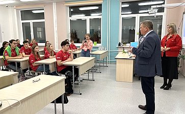 Александр Лутовинов в рамках регионального образовательного молодежного форума #ПРОмолодых пообщался с активистами Движения Первых