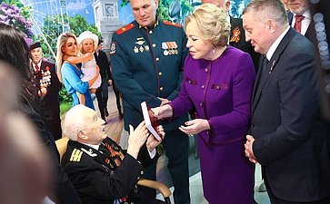 Валентина Матвиенко и Андрей Бочаров осмотрели выставку, посвященную перспективным направлениям развития Волгоградской области