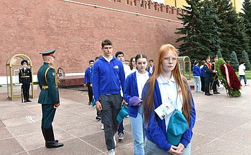 Участники «Поезда Памяти» возложили цветы к Могиле Неизвестного Солдата в Александровском саду и посетили Кремль
