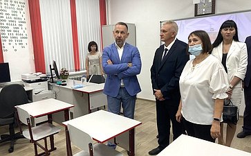 Олег Алексеев посетил ряд образовательных учреждений региона и поздравил учеников и педагогов с Днем знаний