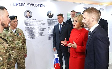Валентина Матвиенко и Владислав Кузнецов осмотрели выставку, развернутую в Совете Федерации, которая посвящена истории, современности и перспективам развития Чукотского автономного округа
