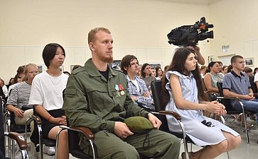 Дмитрий Перминов принял участие в традиционной встрече защитников Отечества с детьми и подростками в парке «Россия — моя история»