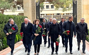 Российская парламентская делегация возложила цветы к могиле общенационального лидера Азербайджана Гейдара Алиева