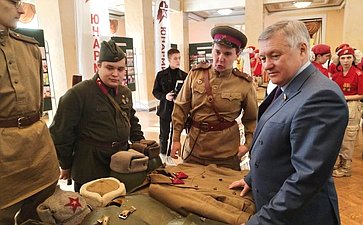 Сергей Михайлов посетил тематическую выставку, где осмотрел оружие времен Великой Отечественной войны