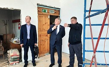 Сергей Михайлов в рамках парламентского контроля проверил ход капитального ремонта в школе № 27 в Чите