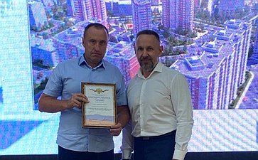 Олег Алексеев принял участие в торжественном мероприятии в детской школе искусств и поздравил строителей