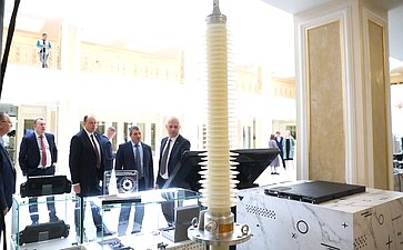 Валентина Матвиенко и Министр промышленности и торговли РФ Антон Алиханов ознакомились с выставкой, посвященной передовым разработкам отечественной промышленности