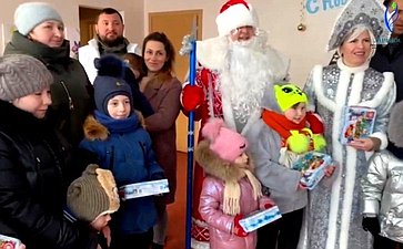 Андрей Хапочкин посетил зону проведения специальной военной операции и передал подарки детям
