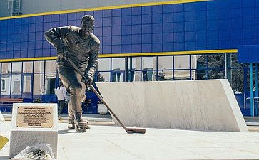 Александр Карелин открыл в Омске сквер памяти Анатолия Тарасова