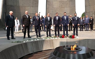 Сенаторы РФ посетили Мемориал памяти жертв геноцида армян «Цицернакаберд» и возложили цветы к Вечному огню