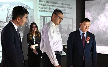 Александр Ролик совместно с Верой Щербиной и врио генерального консула КНР во Владивостоке Ван Цзюнь осмотрели выставку фотографий, посвященную 80-летию совместной борьбы и Победы советского и китайского народов во Второй мировой войне