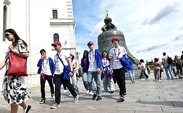 Участники «Поезда Памяти» возложили цветы к Могиле Неизвестного Солдата в Александровском саду и посетили Кремль