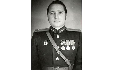 Лопухов Алексей (1925–1996). Ушёл на фронт в 17 лет. Воевал, был ранен. После госпиталя был направлен на учебу. Командир пулеметного взвода. Дошёл до Берлина. Награжден правительственными наградами. Дед сотрудницы Аппарата СФ З. Поймановой