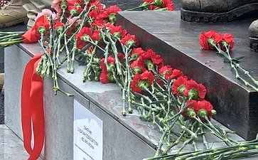 Ольга Бас приняла участие в торжественном открытии сквера Советскому солдату ЛНР