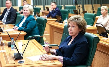 Сенаторы приняли участие в сдаче пробного Единого государственного экзамена