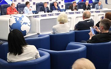 Константин Косачев принял участие в пресс-конференции, посвященной старту проекта «Рыцари детства» (фото ТАСС)