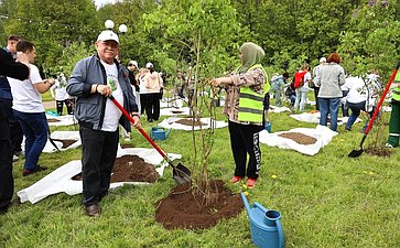 В Год защитника Отечества и 80-летия Победы в Великой Отечественной войне 1941–1945 годов сенаторы РФ и сотрудники Аппарата СФ провели акцию «Сад Памяти» — высадили 250 кустов сирени в музее-заповеднике «Горки Ленинские»